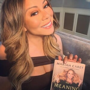 Mariah Carey pose avec son livre "The meaning of Mariah Carey" sur Instagram.