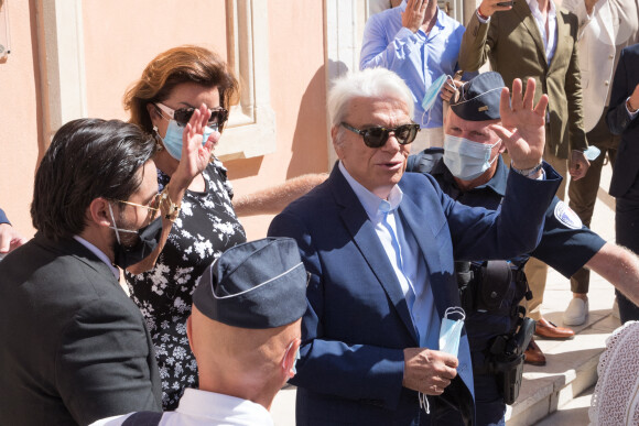 Semi Exclusif - Bernard Tapie et sa femme Dominique - Mariage civil de Sophie Tapie et Jean-Mathieu Marinetti à la mairie de Saint-Tropez en présence de leurs parents et de la famille le 20 août 2020.  