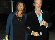 Pierce Brosnan : Quand sa chérie, dont il est fou amoureux, n'est pas là... tel un gentleman, il ne pense qu'à elle !