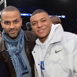 Jamel Debbouze, Tony Parker et Kylian Mbappé au match de NBA Game Paris 2020 entre les Bucks de Milwaukee et les Charlotte Hornet à l'AccorHotels Arena à Paris le 24 janvier 2020. © Veeren / Bestimage