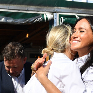 Meghan Markle, duchesse de Sussex et Misha Nonoo au magasin John Lewis sur Oxford Street pour le lancement de la collection capsule Smart Works à Londres le 12 septembre 2019.  The Duchess of Sussex (right) hugs designer Misha Nonoo at the launch the Smart Works capsule collection at John Lewis in Oxford Street, London. 