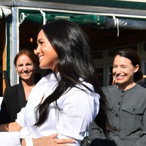 Meghan Markle, duchesse de Sussex et Misha Nonoo au magasin John Lewis sur Oxford Street pour le lancement de la collection capsule Smart Works à Londres le 12 septembre 2019.  The Duchess of Sussex (right) hugs designer Misha Nonoo at the launch the Smart Works capsule collection at John Lewis in Oxford Street, London. 