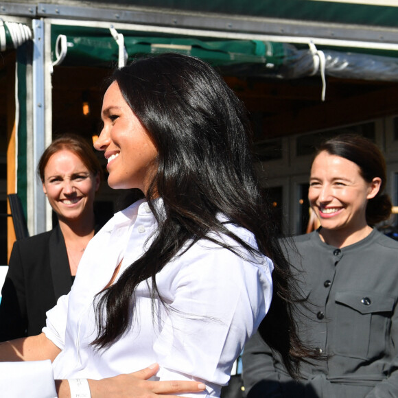 Meghan Markle, duchesse de Sussex et Misha Nonoo au magasin John Lewis sur Oxford Street pour le lancement de la collection capsule Smart Works à Londres le 12 septembre 2019.