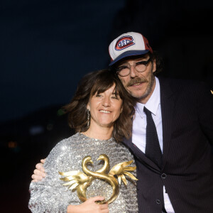 Romane Bohringer et Philippe Rebbot (prix du Meilleur premier film pour "L'amour flou") - Les people posent avec leur prix lors du Festival du Film Romantique de Cabourg, le 15 juin 2019. © Giancarlo Gorassini/Bestimage 