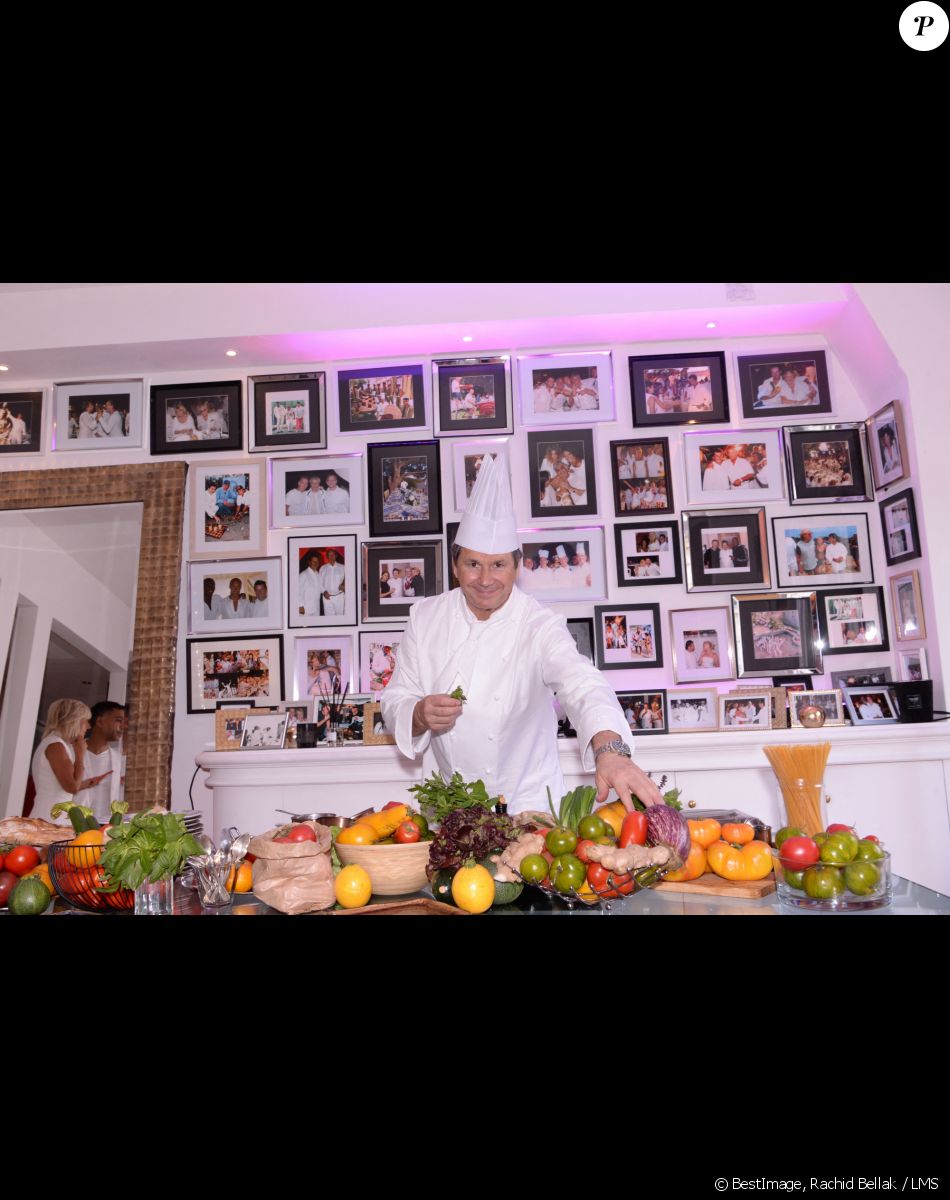 Exclusif - Le chef Christophe Leroy lors d'une soirée blanche dans un appartement à Paris. © Rachid Bellak / LMS / Bestimage
