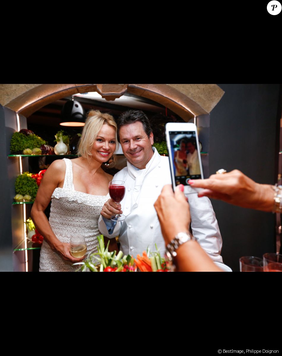Exclusif - Pamela Anderson et le chef Christophe Leroy - L'actrice américaine Pamela Anderson organisait au restaurant "Leroy's Paris", un dîner au profit de la Pamela Anderson Foundation engagée dans différentes campagnes au profit de la condition animale à Paris le 4 mai 2017. © Philippe Doignon/Bestimage