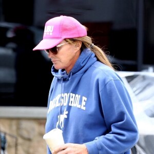 Exclusif - Caitlyn Jenner, sans la moindre protection face au coronavirus (Covid-19), va chercher un café à emporter chez "Starbucks" à Malibu, le 8 avril 2020.