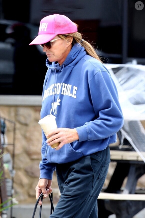 Exclusif - Caitlyn Jenner, sans la moindre protection face au coronavirus (Covid-19), va chercher un café à emporter chez "Starbucks" à Malibu, le 8 avril 2020.