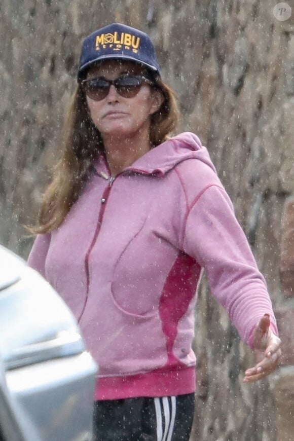 Exclusif - Caitlyn Jenner se promène sous la pluie le temps d'aller un café chez "Starbucks" à Malibu, pendant la période de confinement à cause du coronavirus (Covid-19), le 25 mars 2020.