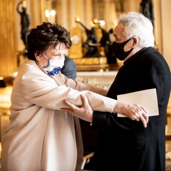 Roselyne Bachelot a remis les insignes de Commandeur de la Légion d'honneur à Michel Sardou, un grand moment immortalisé et partagé sur Twitter. Le 19 mars 2021.