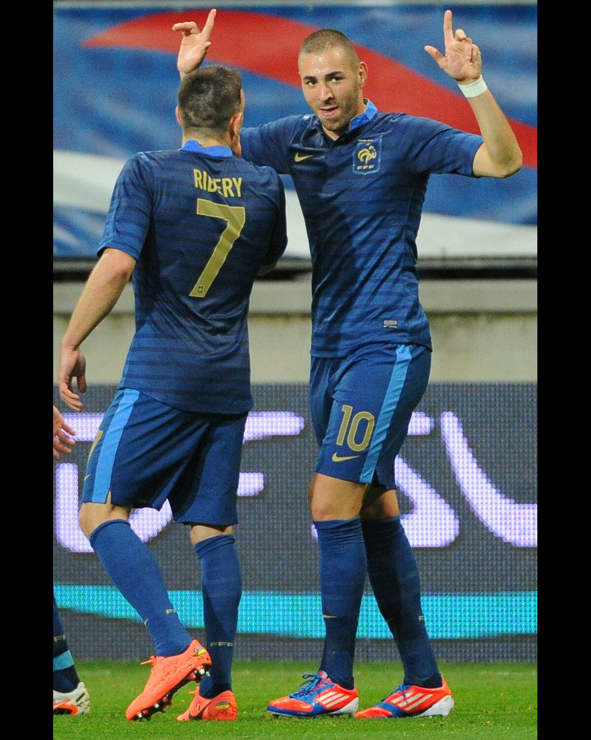 Photo : Karim Benzema et Franck Ribéry avec l'équipe de France en 2012 ...