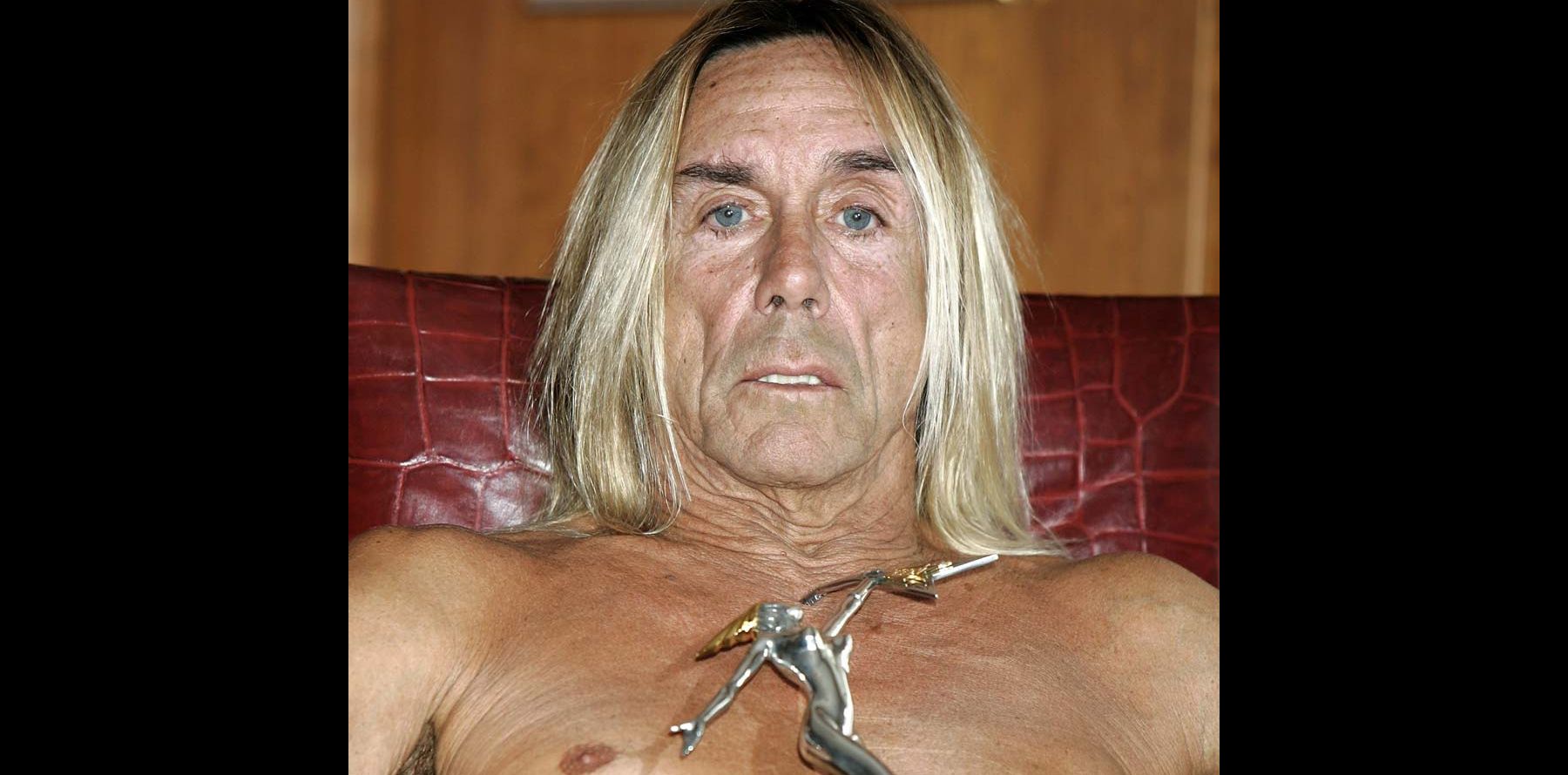 Iggy Pop honoré pour sa carrière... Il reçoit son prix à ...