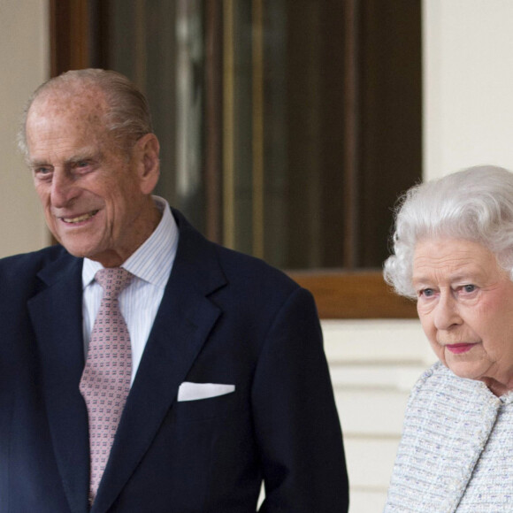 La reine Elisabeth II d'Angleterre et le prince Philip, duc d'Edimbourg, saluent le président de la république de Singapour Tony Tan Keng Yam et sa femme sur le perron du palais de Buckingham à Londres. Le 23 octobre 2014 