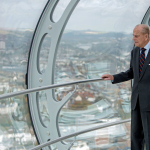 Le prince Philip, duc d'Edimbourg lors de sa visite au British Airways i360 à Brighton le 28 octobre 2016 