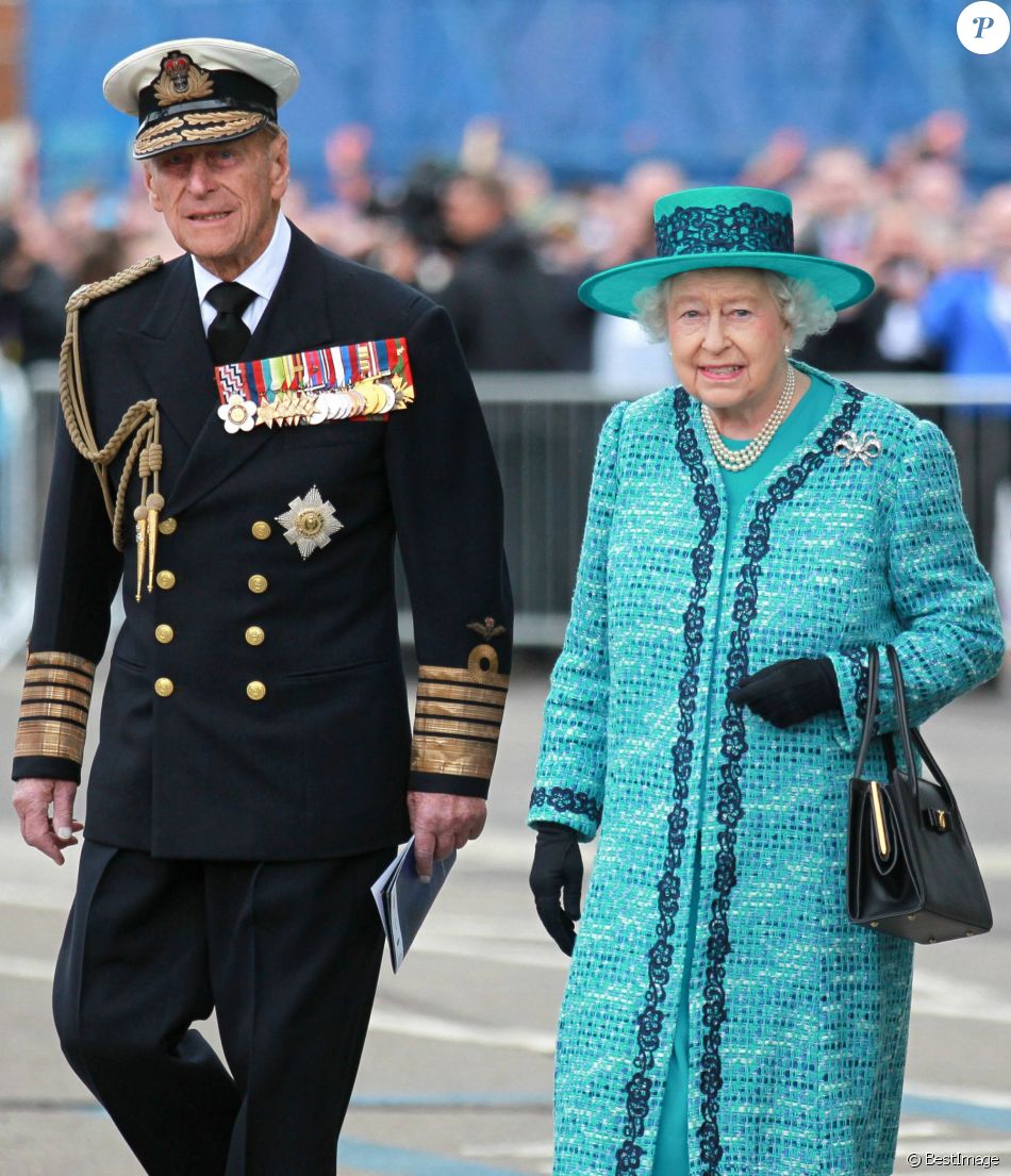 La reine Elisabeth d'Angleterre et le prince Philip, duc d'Edimbourg - La reine Elisabeth d'Angleterre baptise un porte-avions de la Royal Navy à son nom '"HMS Queen Elizabeth" au BAE's Rosyth Dockyard à Rosyth, le 4 juillet 2014.