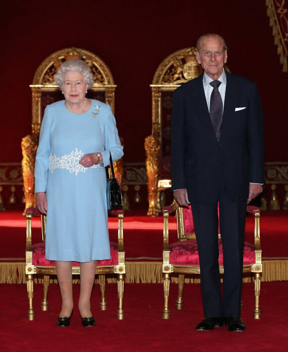 La reine Elisabeth II et le prince Philip d'Angleterre, duc d'Edimbourg assistent à la remise de prix de l'enseignement au palais de Buckingham à Londres, le 27 février 2014.