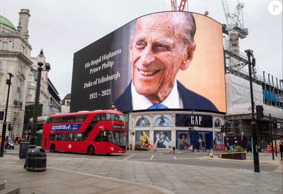 Un portrait du prince Philip, duc d'Edimbourg, diffusé sur un écran géant à Picadilly Circus à Londres, suite à l'annonce de son décès. Le 10 avril 2021