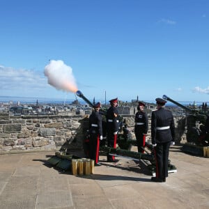 Illustration des coups de canon donnés par le "105th Regiment Royal Artillery" au château d'Edimbourg, en hommage au prince Philip, duc d'Edimbourg, décédé la veille. Le 10 avril 2021