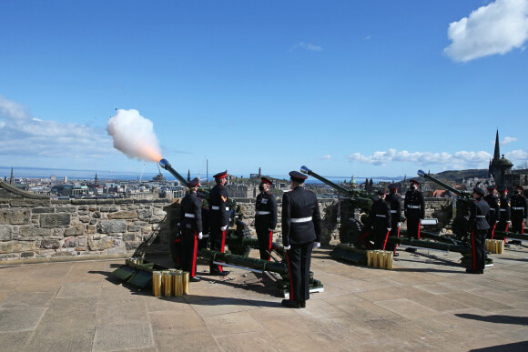 Illustration des coups de canon donnés par le "105th Regiment Royal Artillery" au château d'Edimbourg, en hommage au prince Philip, duc d'Edimbourg, décédé la veille. Le 10 avril 2021