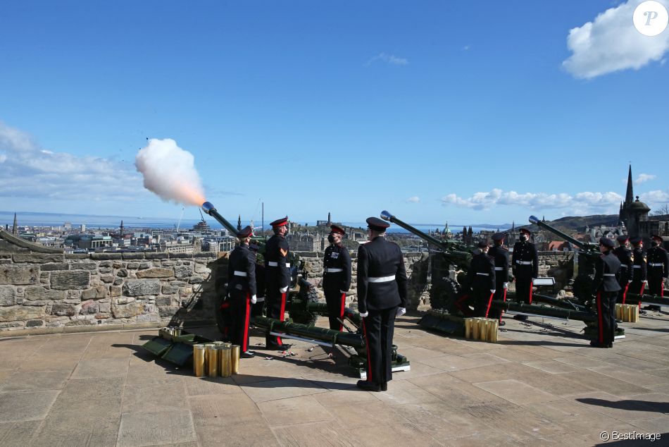 Illustration des coups de canon donnés par le "105th Regiment Royal Artillery" au château d'Edimbourg, en hommage au prince Philip, duc d'Edimbourg, décédé la veille. Le 10 avril 2021