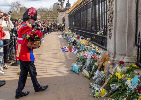 De nombreux hommages, des fleurs et des mots ont été déposés devant le palais de Buckingham à Londres, suite au décès du prince Philip, duc d'Edimbourg. Le 9 avril 2021