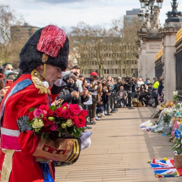 De nombreux hommages, des fleurs et des mots ont été déposés devant le palais de Buckingham à Londres, suite au décès du prince Philip, duc d'Edimbourg. Le 9 avril 2021