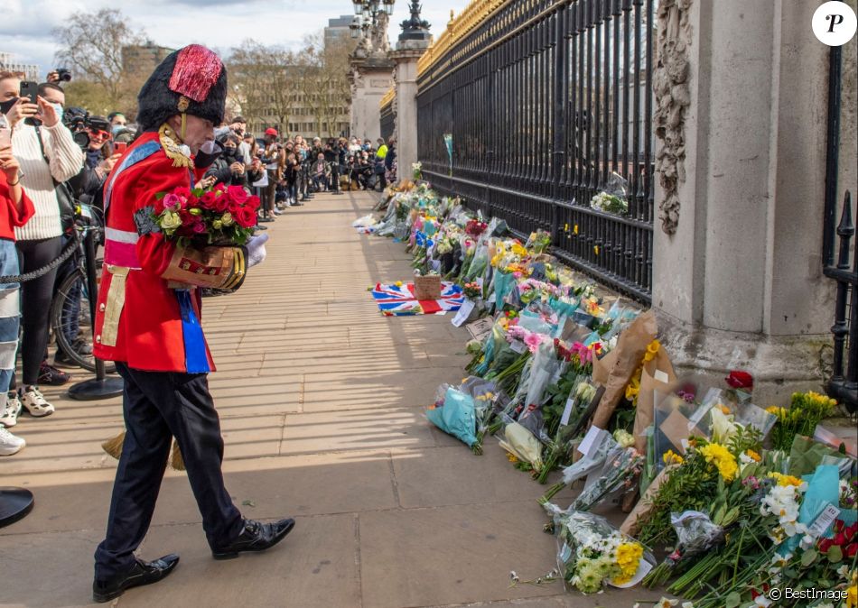 De nombreux hommages, des fleurs et des mots ont été déposés devant le palais de Buckingham à Londres, suite au décès du prince Philip, duc d'Edimbourg. Le 9 avril 2021