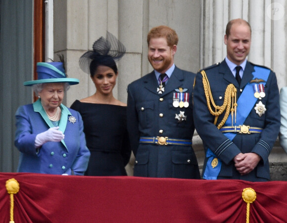 La reine Elisabeth II d'Angleterre, Meghan Markle, duchesse de Sussex (habillée en Dior Haute Couture par Maria Grazia Chiuri), le prince Harry, duc de Sussex, le prince William, duc de Cambridge, Kate Catherine Middleton, duchesse de Cambridge - La famille royale d'Angleterre lors de la parade aérienne de la RAF pour le centième anniversaire au palais de Buckingham à Londres. Le 10 juillet 2018