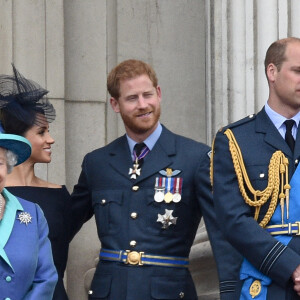 La reine Elisabeth II d'Angleterre, Meghan Markle, duchesse de Sussex, le prince Harry, duc de Sussex, le prince William, duc de Cambridge, Kate Catherine Middleton, duchesse de Cambridge - La famille royale d'Angleterre lors de la parade aérienne de la RAF pour le centième anniversaire au palais de Buckingham à Londres. Le 10 juillet 2018