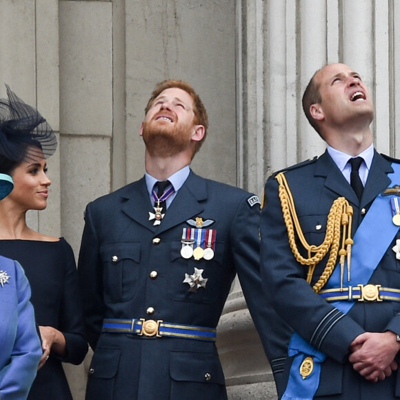 La reine Elisabeth II d'Angleterre, Meghan Markle, duchesse de Sussex, le prince Harry, duc de Sussex, le prince William, duc de Cambridge, Kate Catherine Middleton, duchesse de Cambridge - La famille royale d'Angleterre lors de la parade aérienne de la RAF pour le centième anniversaire au palais de Buckingham à Londres. Le 10 juillet 2018