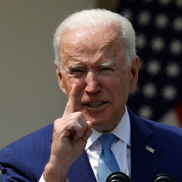 Le président Joe Biden et la vice-présidente Kamala Harris s'expriment à propos des violences avec armes à feu depuis la Maison Blanche à Washington le 8 avril 2021.