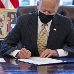 Le président Joe Biden signe une loi dans le bureau Ovale à la Maison Blanche à Washington le 30 mars 2021.