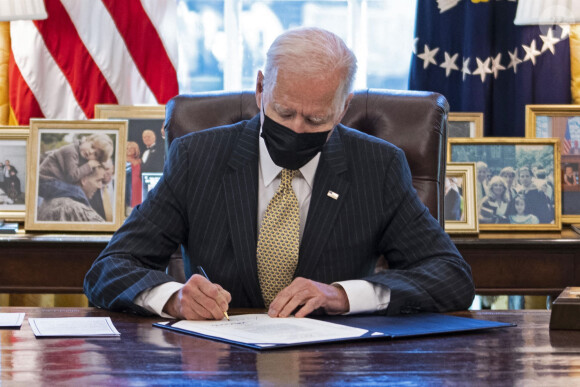 Le président Joe Biden signe une loi dans le bureau Ovale à la Maison Blanche à Washington le 30 mars 2021.