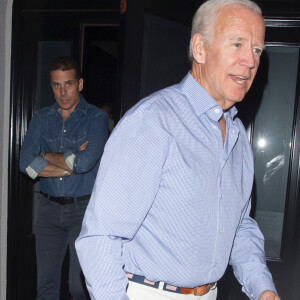 Info - Hunter Biden, le fils de Joe Biden mêlé à un scandale sexuel - Joe Biden, ancien vice-président des États-Unis et son fils Hunter sont allés dîner au restaurant Craig's à Hollywood. Joe Biden a été aperçu sans aucune protection de l'état, le 22 juillet 2018.