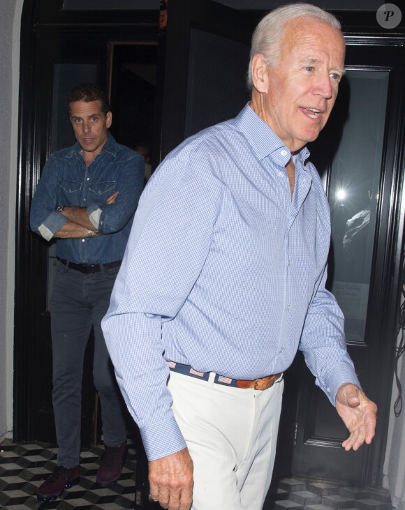 Info - Hunter Biden, le fils de Joe Biden mêlé à un scandale sexuel - Joe Biden, ancien vice-président des États-Unis et son fils Hunter sont allés dîner au restaurant Craig's à Hollywood. Joe Biden a été aperçu sans aucune protection de l'état, le 22 juillet 2018.