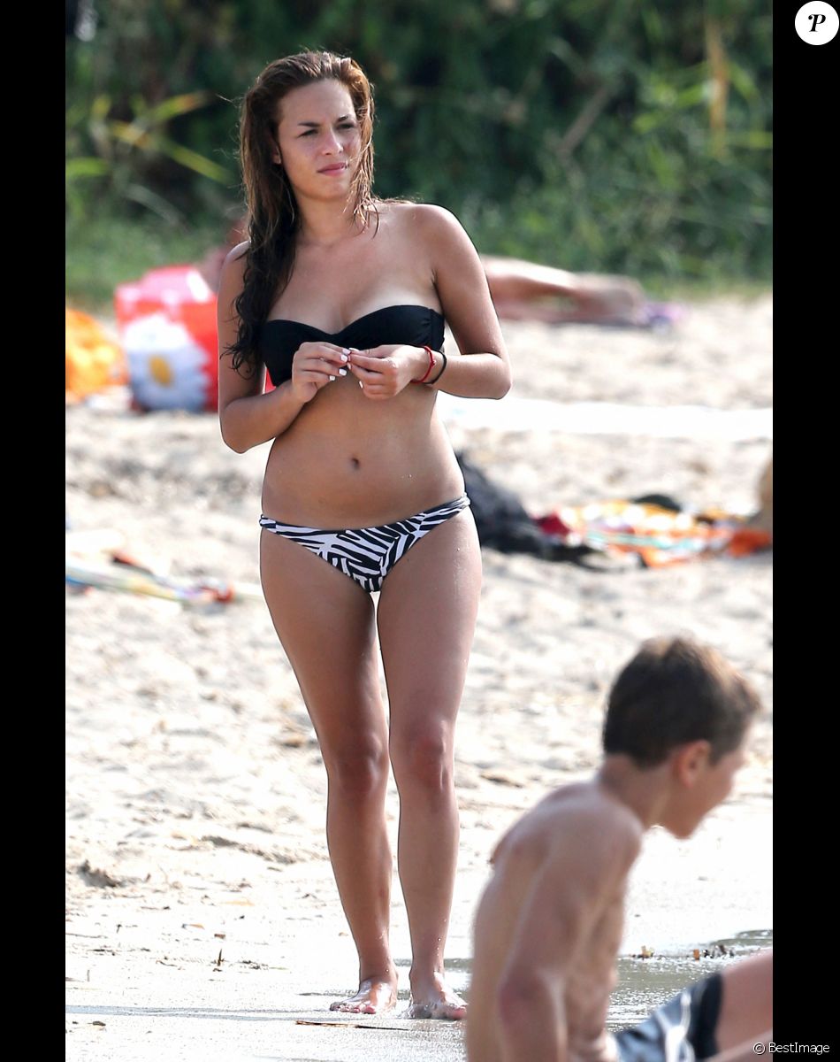 Exclusif - Une partie de la bande "Les Marseillais", serie de tele-realite diffusee sur W9, dont Stephanie Et Page, s'eclate sur la plage de Porticcio en Corse.