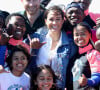 Le prince Harry, duc de Sussex, et Meghan Markle, duchesse de Sussex rencontrent les membres de "Waves for Change" un organisme de bienfaisance qui travaille avec les surfeurs locaux sur la plage de Monwabisi au Cap lors de leur 2ème journée en Afrique du Sud, le 24 septembre 2019.
