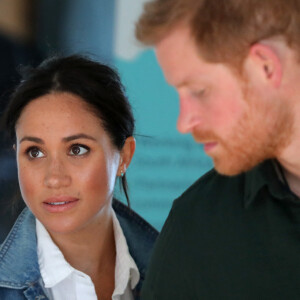 Le prince Harry, duc de Sussex, et Meghan Markle, duchesse de Sussex rencontrent les membres de "Waves for Change" un organisme de bienfaisance qui travaille avec les surfeurs locaux sur la plage de Monwabisi au Cap lors de leur 2ème journée en Afrique du Sud.