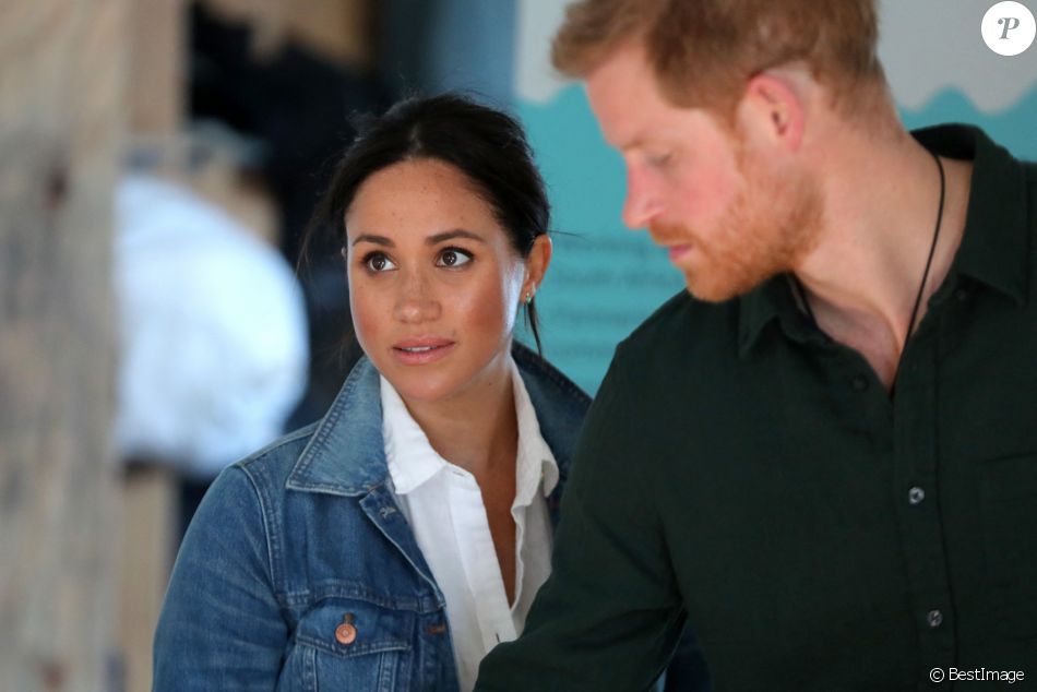 Le prince Harry, duc de Sussex, et Meghan Markle, duchesse de Sussex rencontrent les membres de "Waves for Change" un organisme de bienfaisance qui travaille avec les surfeurs locaux sur la plage de Monwabisi au Cap lors de leur 2ème journée en Afrique du Sud.
