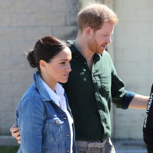 Le prince Harry, duc de Sussex, et Meghan Markle, duchesse de Sussex rencontrent les membres de "Waves for Change" un organisme de bienfaisance qui travaille avec les surfeurs locaux sur la plage de Monwabisi au Cap lors de leur 2ème journée en Afrique du Sud, le 24 septembre 2019.