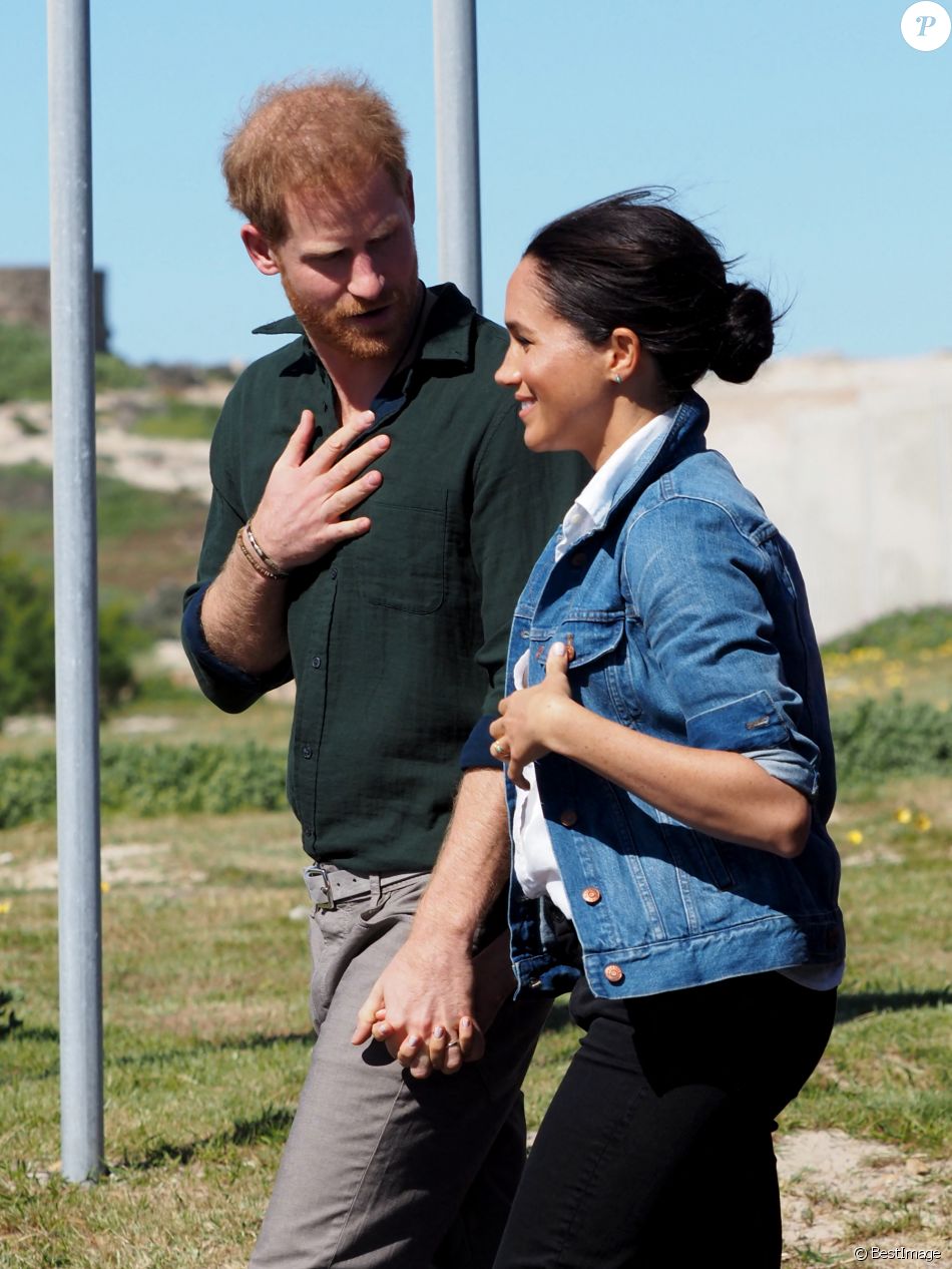Le prince Harry, duc de Sussex, et Meghan Markle, duchesse de Sussex rencontrent les membres de "Waves for Change" un organisme de bienfaisance qui travaille avec les surfeurs locaux sur la plage de Monwabisi au Cap lors de leur 2ème journée en Afrique du Sud, le 24 septembre 2019.