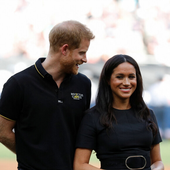 Le prince Harry, duc de Sussex, et Meghan Markle, duchesse de Sussex vont saluer les équipes de baseball "Boston Red Sox" et "New York Yankees" dans leurs vestiaires dans le cadre des Invictus Games 2019 au London Stadium. En cette occasion, le couple royal a reçu en cadeau pour leur fils Archie, un maillot floqué "Archie", de la part de chaque équipe, avant de rejoindre les tribunes pour assister au match. Londres, le 29 juin 2019.