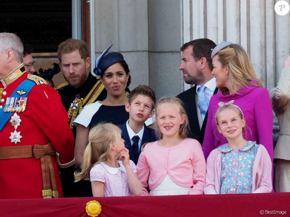 Le prince Harry, duc de Sussex, et Meghan Markle, duchesse de Sussex, Savannah Phillips, Isla Phillips, Estella Taylor Eloise, James Mountbatten-Windsor, vicomte Severn - La famille royale au balcon du palais de Buckingham lors de la parade Trooping the Colour 2019, célébrant le 93ème anniversaire de la reine Elisabeth II, Londres, le 8 juin 2019.
