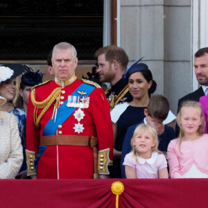 La reine Elisabeth II d'Angleterre, le prince Andrew, duc d'York, le prince Harry, duc de Sussex, et Meghan Markle, duchesse de Sussex, la princesse Beatrice d'York, la princesse Eugenie d'York, la princesse Anne, Savannah Phillips, Isla Phillips, Autumn Phillips, Peter Philips, James Mountbatten-Windsor, vicomte Severn- La famille royale au balcon du palais de Buckingham lors de la parade Trooping the Colour 2019, célébrant le 93ème anniversaire de la reine Elisabeth II, Londres, le 8 juin 2019.