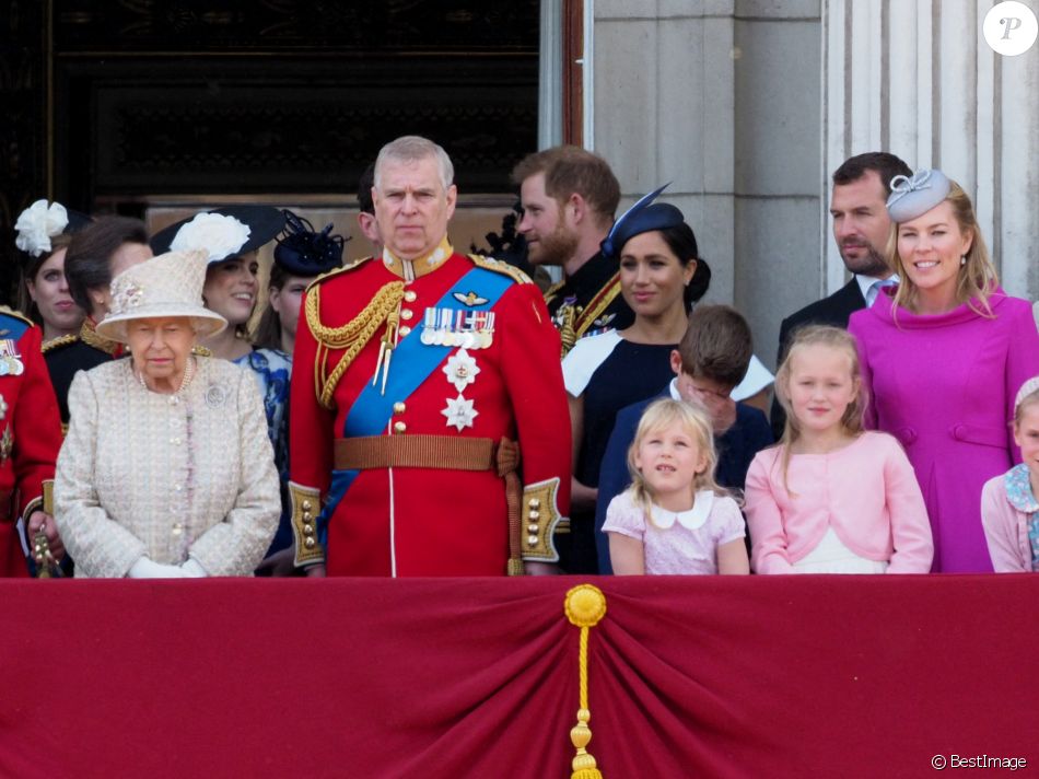 La reine Elisabeth II d'Angleterre, le prince Andrew, duc d'York, le prince Harry, duc de Sussex, et Meghan Markle, duchesse de Sussex, la princesse Beatrice d'York, la princesse Eugenie d'York, la princesse Anne, Savannah Phillips, Isla Phillips, Autumn Phillips, Peter Philips, James Mountbatten-Windsor, vicomte Severn- La famille royale au balcon du palais de Buckingham lors de la parade Trooping the Colour 2019, célébrant le 93ème anniversaire de la reine Elisabeth II, Londres, le 8 juin 2019.