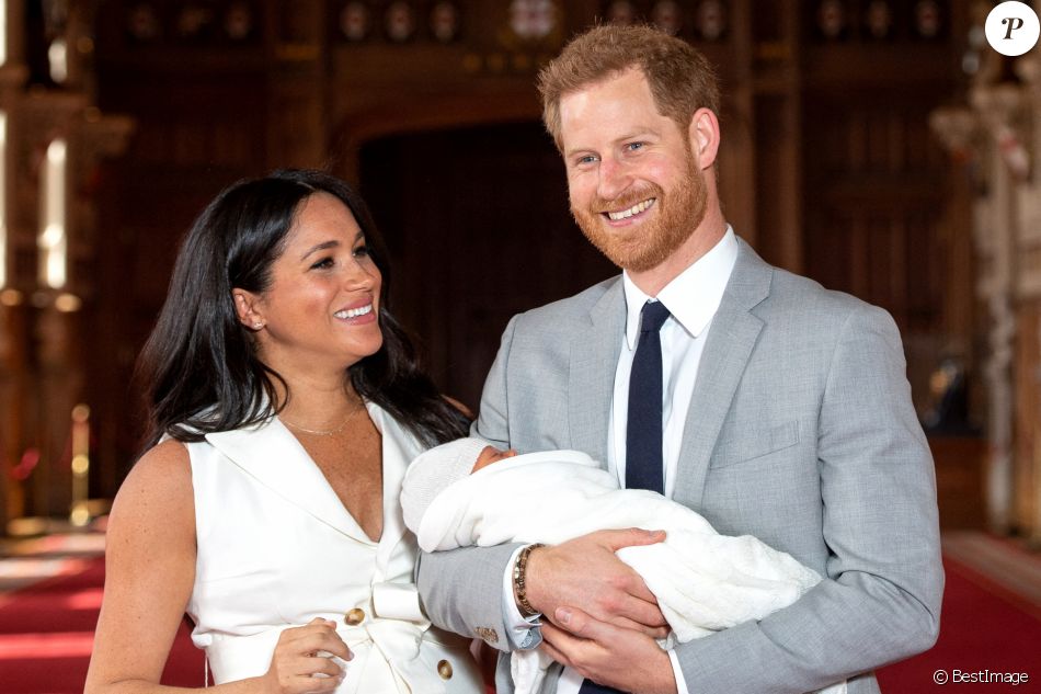 Le prince Harry et Meghan Markle, duc et duchesse de Sussex, présentent leur fils Archie Harrison Mountbatten-Windsor dans le hall St George au château de Windsor le 8 mai 2019.