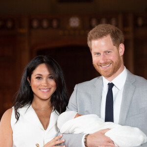 Le prince Harry et Meghan Markle, duc et duchesse de Sussex, présentent leur fils Archie Harrison Mountbatten-Windsor dans le hall St George au château de Windsor le 8 mai 2019.