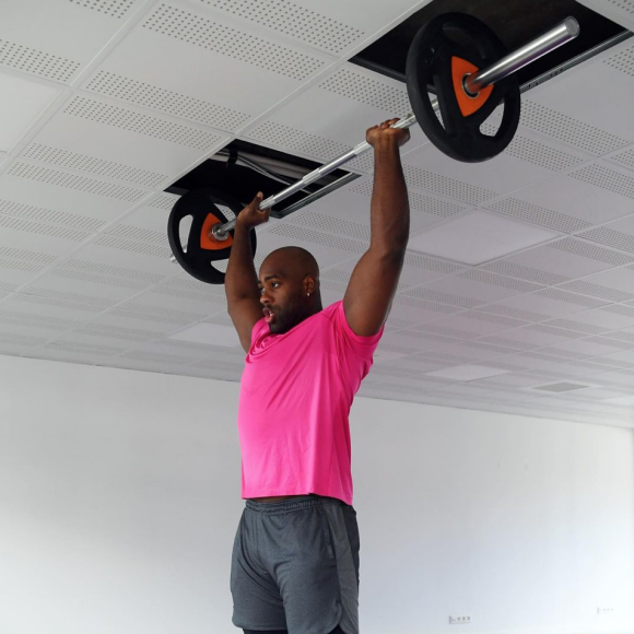 Teddy Riner en pleine séance de musculation, photographié par Philippe Millereau. Novembre 2020.