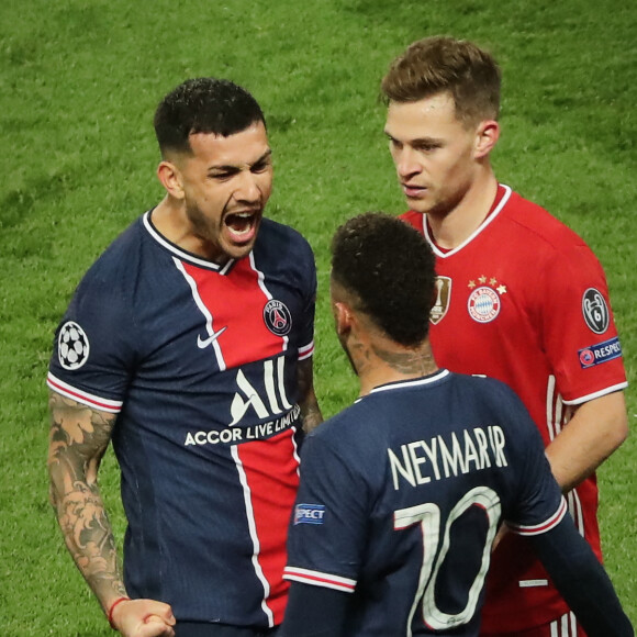 Neymar Jr et Leo Paredes fêtent leur qualification en demi-finale de la Ligue des Champions à l'issue du quart de finale retour face Bayern Munich, au Parc des Princes. Paris, le 13 avril 2021. © Cyril Moreau / Bestimage