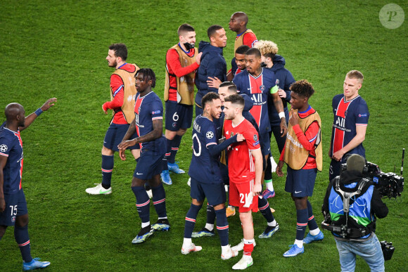 Les joueurs du Paris Saint-Germain fêtent leur qualification en demi-finale de la Ligue des Champions à l'issue du quart de finale retour face Bayern Munich, au Parc des Princes. Paris, le 13 avril 2021.